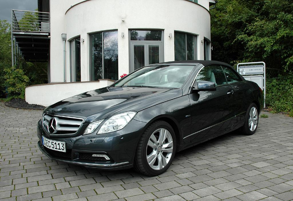 Mercedes E-Klasse Cabrio: Statt Stahldach mit Stoffkapuze.