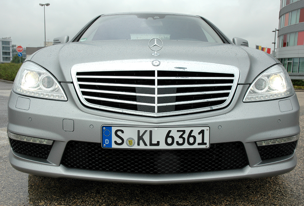 Mercedes S63 AMG: Blick auf die schon dynamisch gestaltete Front. 