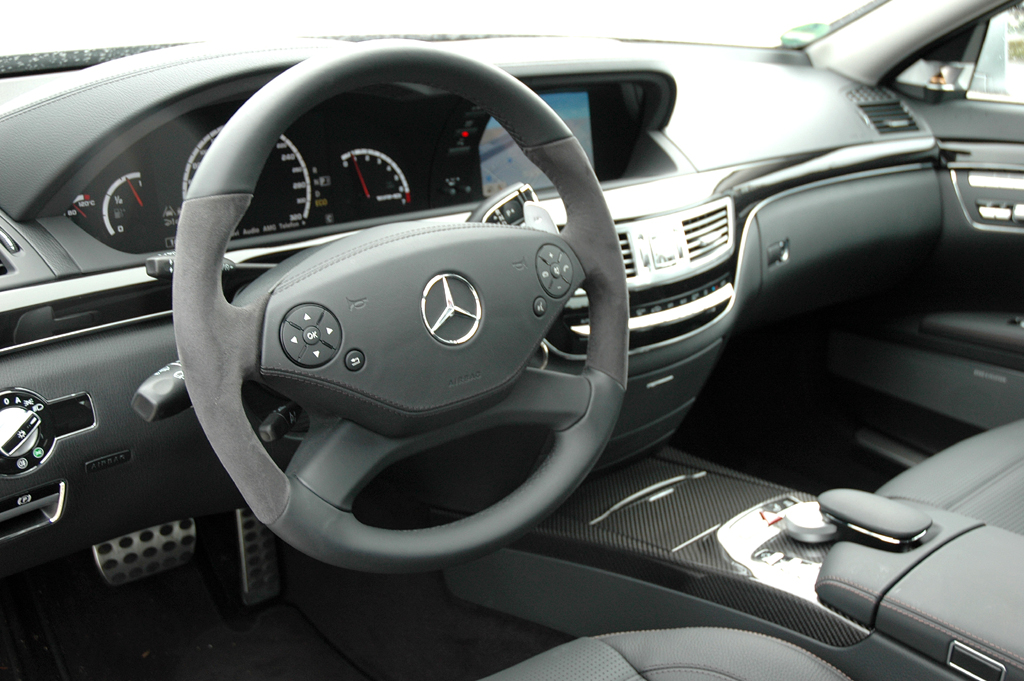 Mercedes S63 AMG: Das sportliche Cockpit ist übersichtlich gestaltet. 