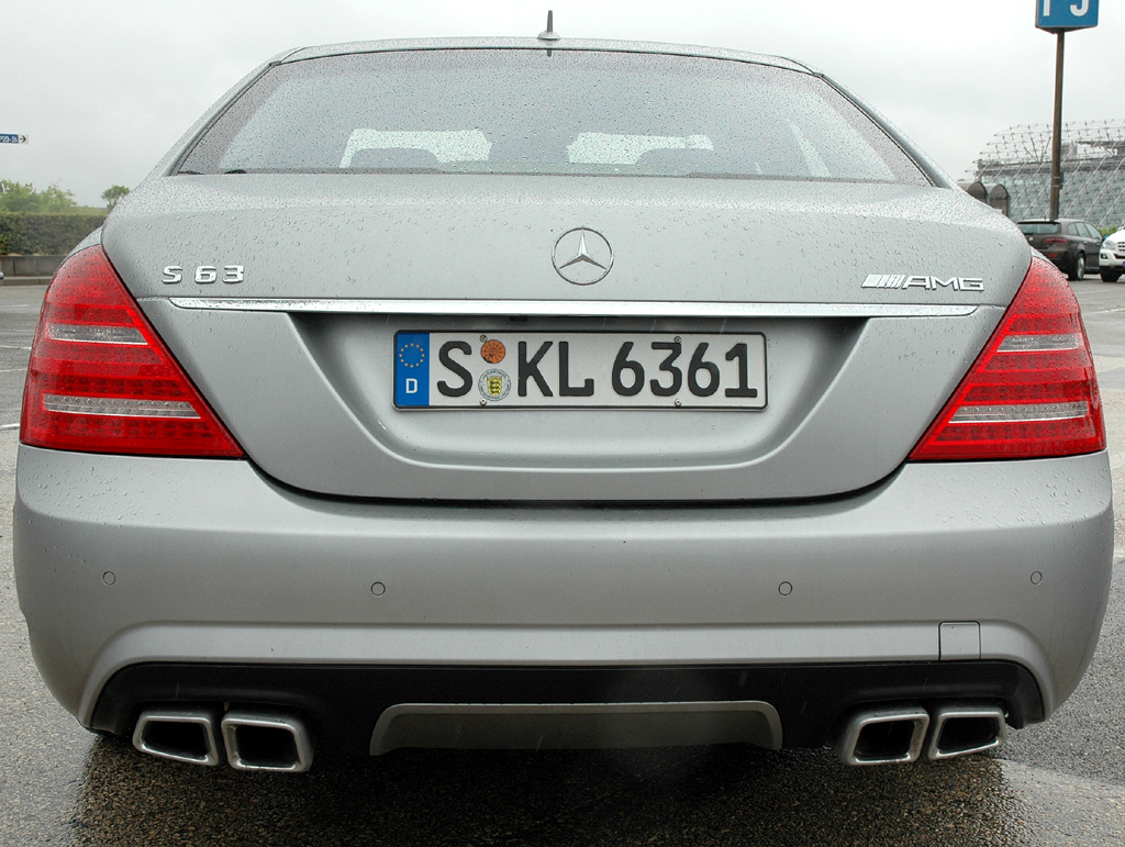 Mercedes S63 AMG: Jeweils zwei doppelflutige Endrohr-Einheiten kennzeichnen das Heck. 