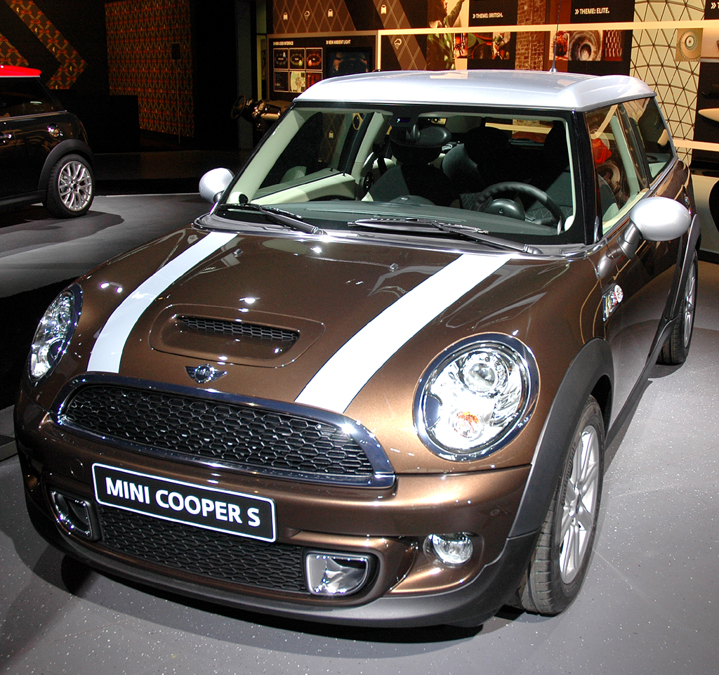 Mini: Die Einlässe im unteren Cooper-S-Stoßfänger dienen der Bremsenkühlung. 
