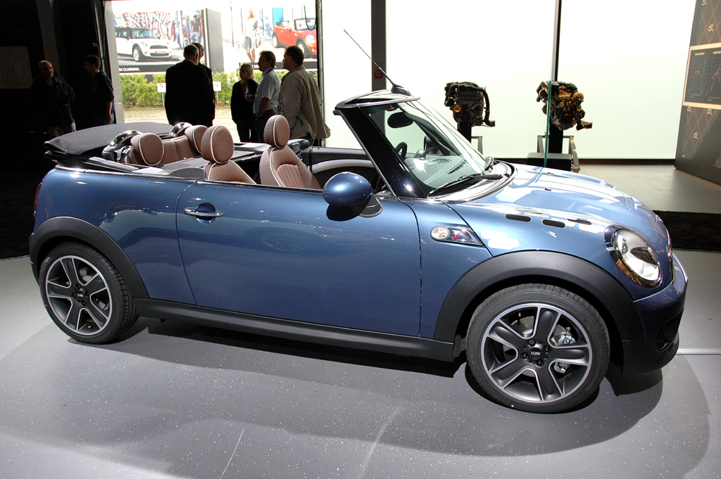 Mini: Kurze Überhänge vorn und hinten sind auch beim Cabrio typisch. 