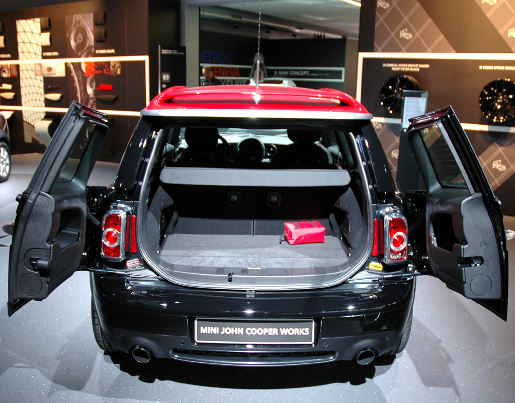 Mini: So sieht der John Cooper Works bei geöffneten Hecktüren aus. 