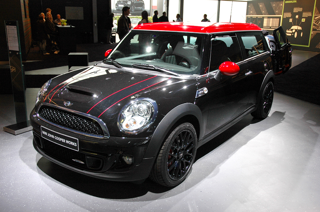 Mini: Spitzenmodell John Cooper Works mit Chili Red als Kontrastfarbe. 