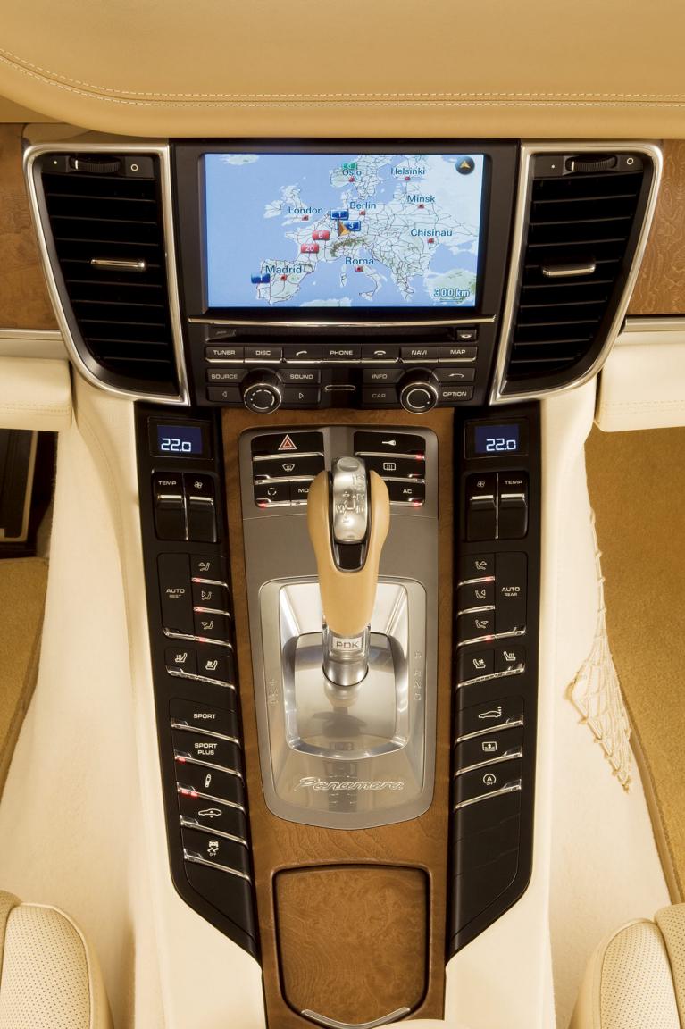 Mit einfacher und schneller Bedieung wartet der Porsche Panamera auf. 