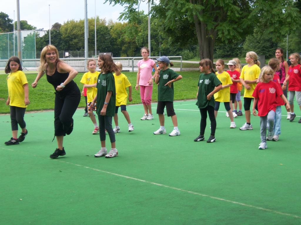 Mitarbeiterkinder von Mercedes-Benz und EvoBus im Feriencamp „Delta Kids“.