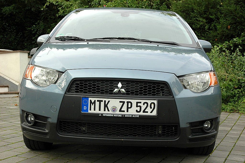 Mitsubishi Colt Autogas: Blick auf die Front mit dem Jetfighter-Markengesicht. 