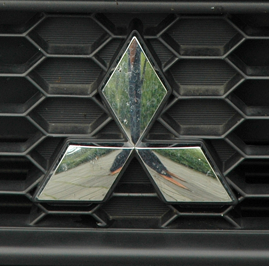 Mitsubishi Colt Autogas: Das Markenlogo sitzt im oberen Kühlergrill-Teil. 