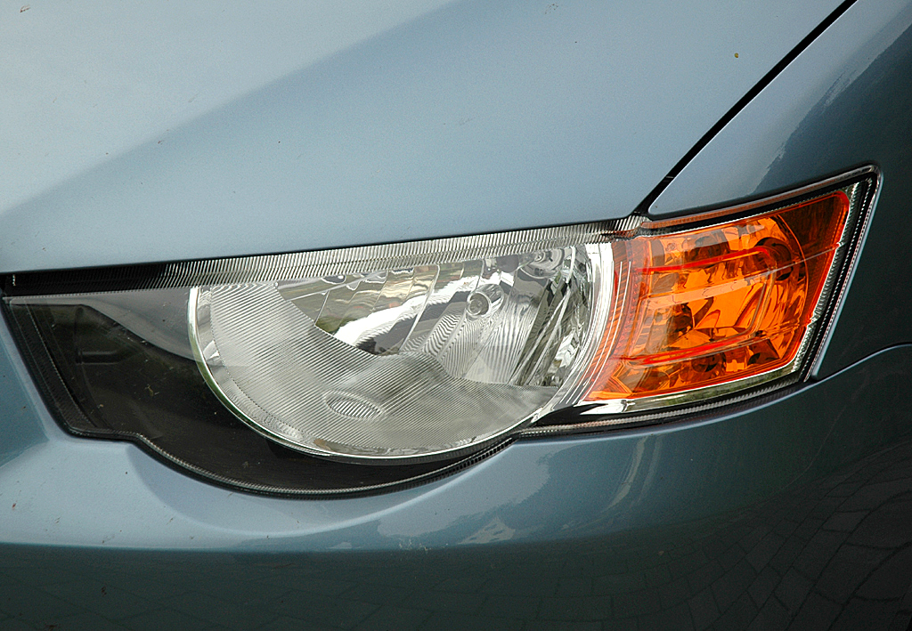 Mitsubishi Colt Autogas: Die Halogen-Scheinwerfer haben Leuchtweiten-Regulierung. 
