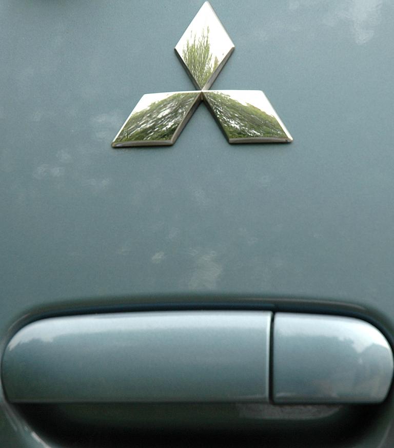 Mitsubishi Colt Autogas: Markenlogo über dem Kofferraum-Griff. 