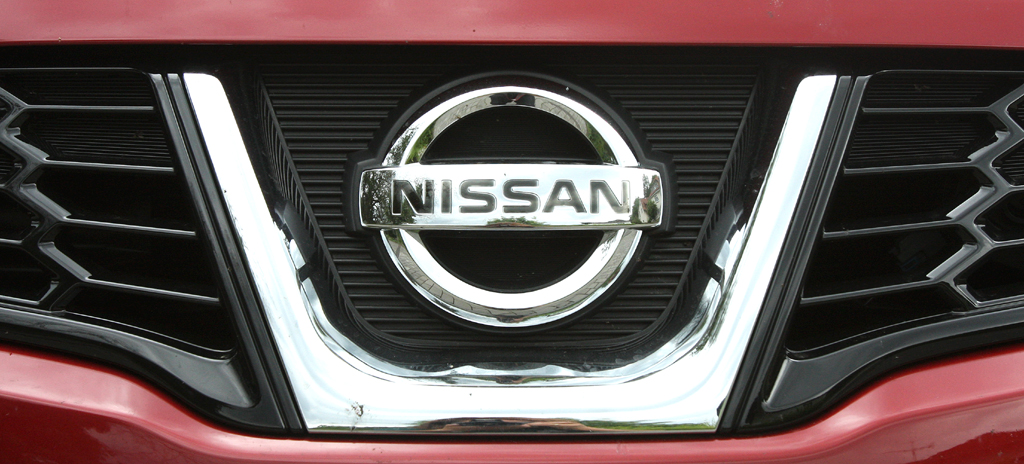 Nissan Qashqai+2 Diesel: Das Markenlogo sitzt im Kühlergrill. 