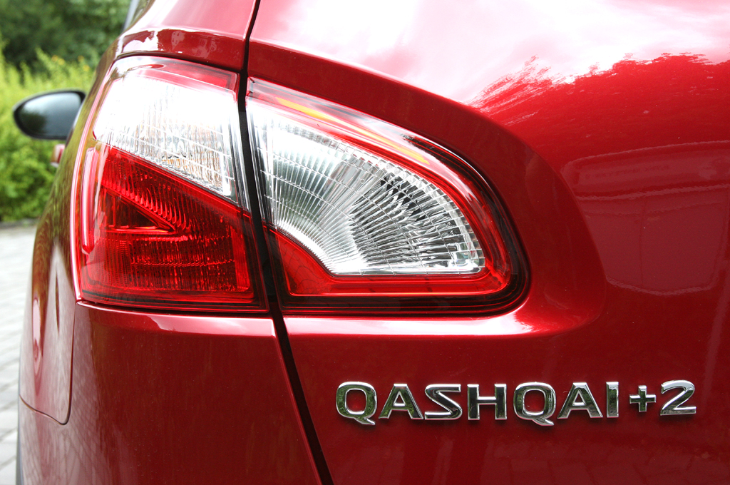 Nissan Qashqai+2 Diesel: Leuchteinheit hinten mit Modellschriftzug. 
