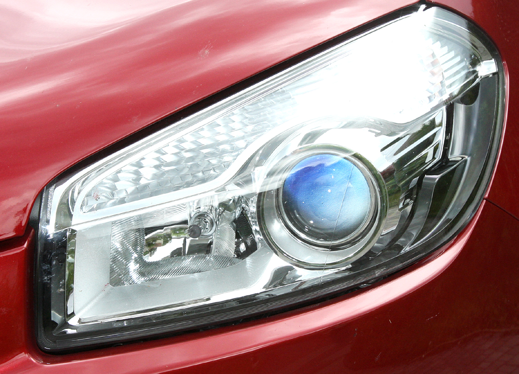 Nissan Qashqai+2 Diesel: Moderne Leuchteinheit vorn. 