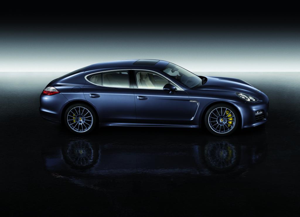 Panamera mit Sport Design-Paket und 20-Zoll-Panamera Sport-Rad lackiert in Exterieurfarbe.