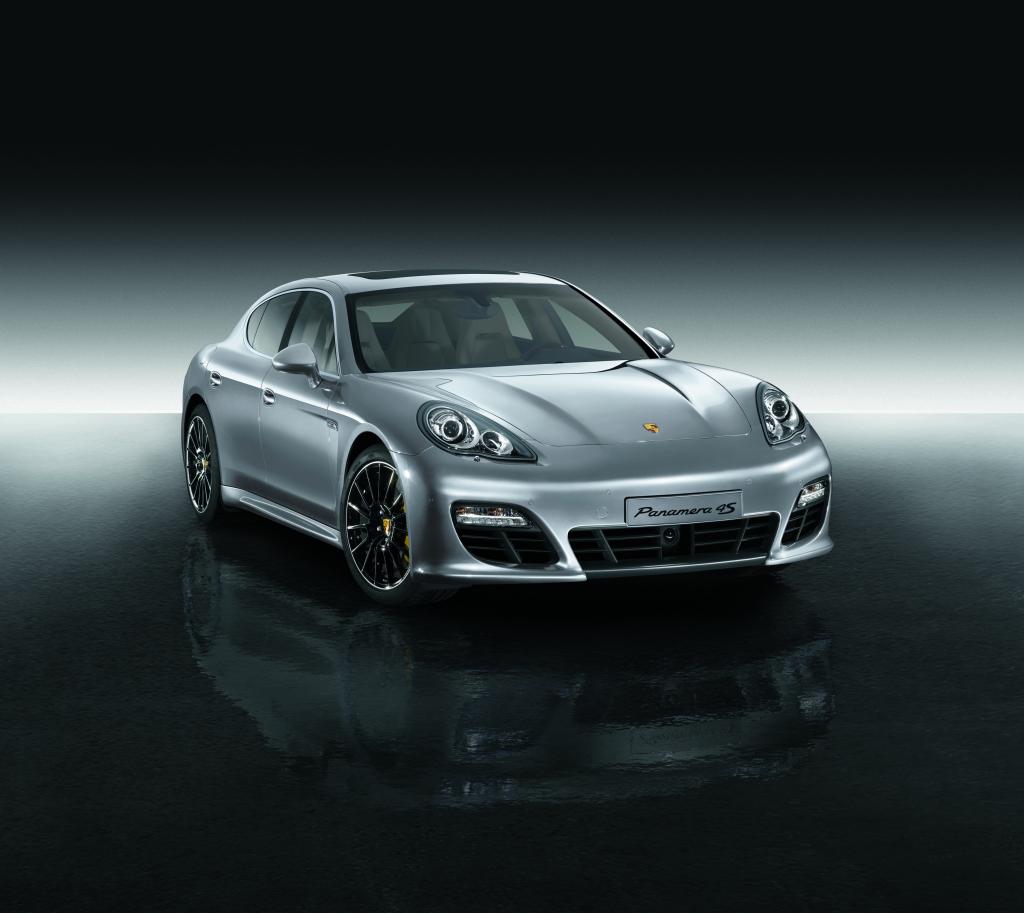 Panamera mit Sport Design-Paket und 20-Zoll Panamera Sport-Rad lackiert in Schwarz Hochglanz.