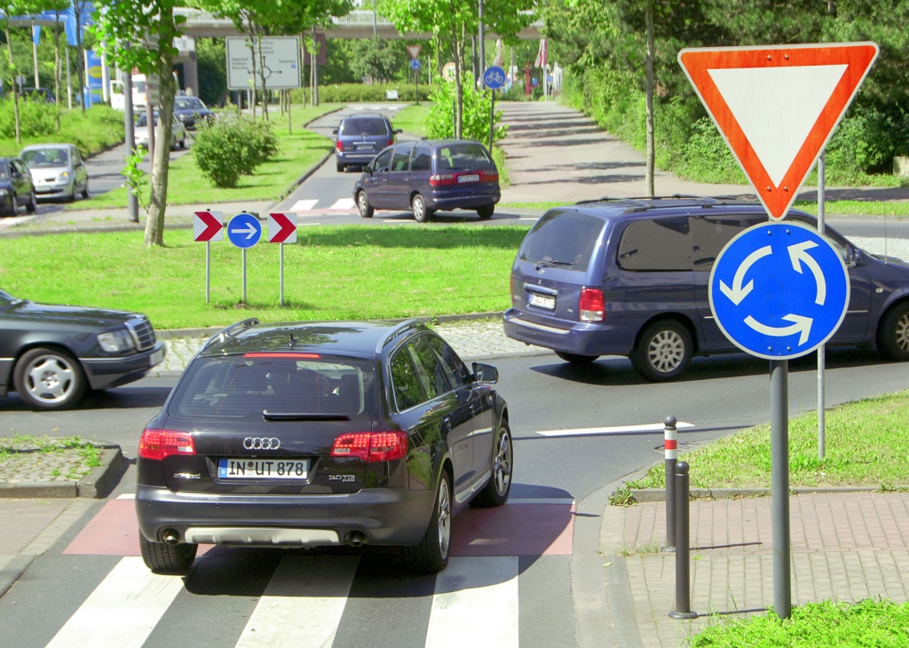 Recht: Straßenbaubehörde muss vorsichtig Mähen 
