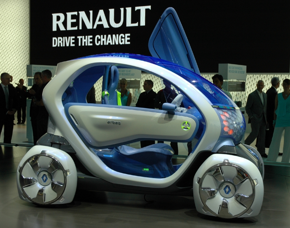 Renault Twizy ZE, hier noch als Studie, mit neuem Markenclaim im Hintergrund.