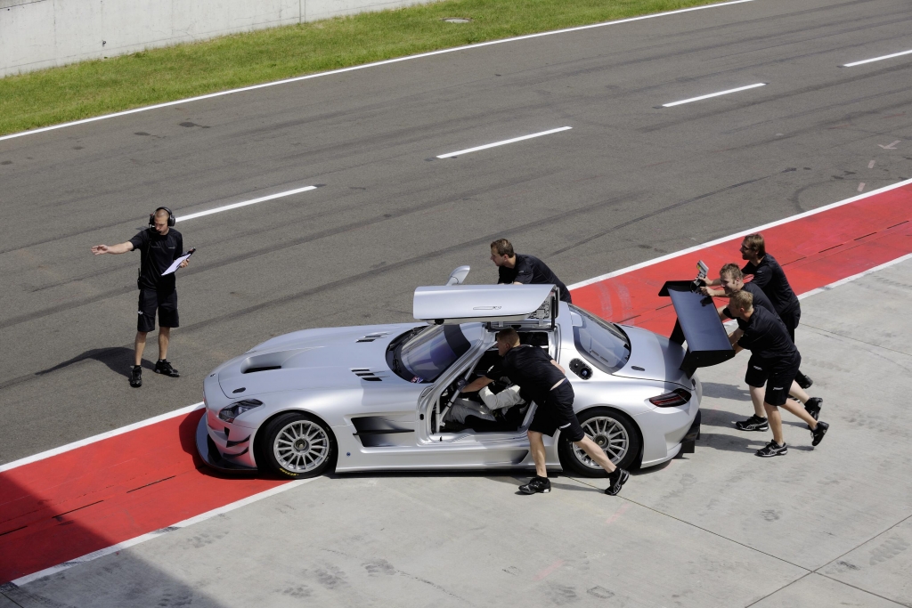 Rennsport-Flügeltürer von Mercedes bestellbar 