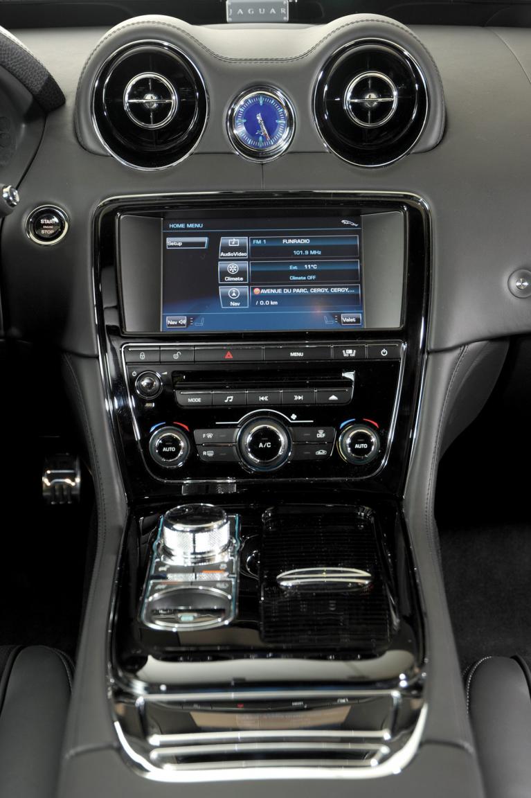 Schlechtester im Test: Der Jaguar XJ mit seinem störrischen und unlogischen Touchscreen-Navi. 