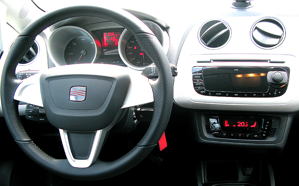 Seat Ibiza ST: Blick ins aufgeräumt wirkende Cockpit. 