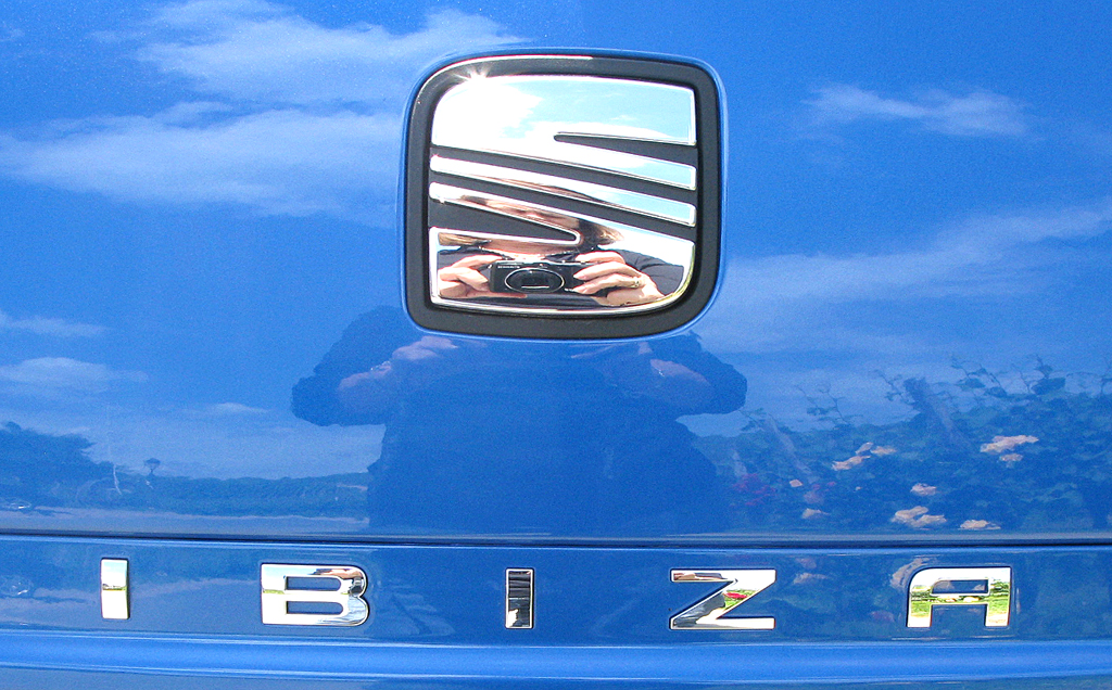 Seat Ibiza ST: Markenlogo und Baureihenschriftzug an der Heckklappe. 