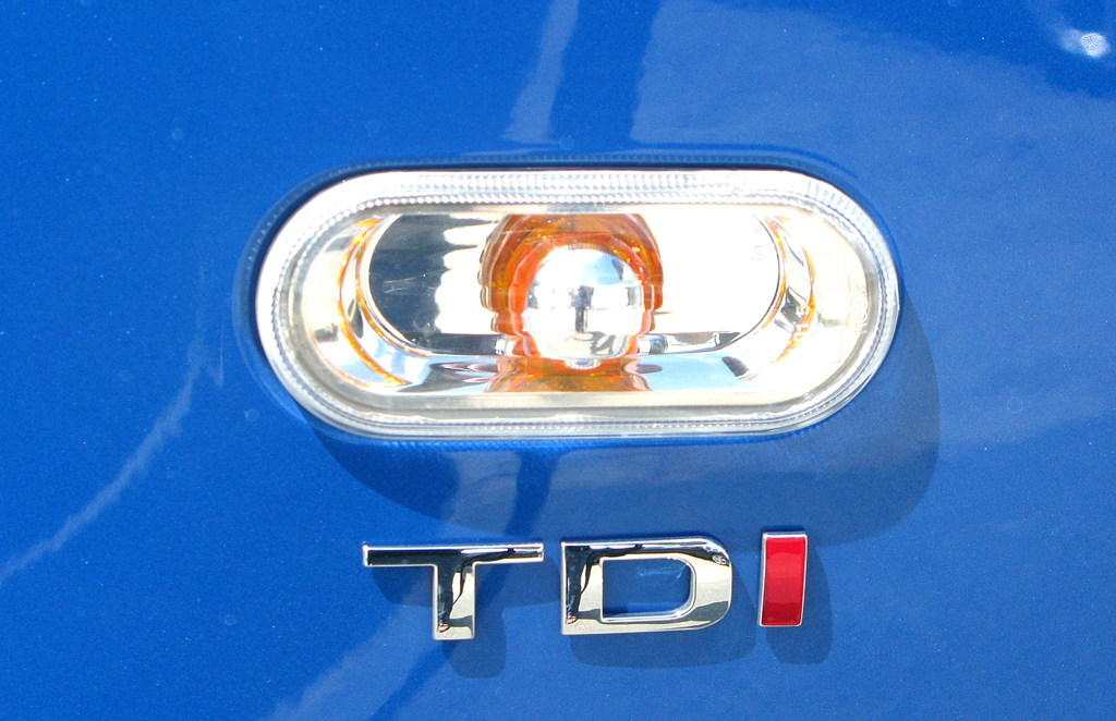 Seat Ibiza ST: Motorisierungsschriftzug unterm Blinklicht an der Seite. 