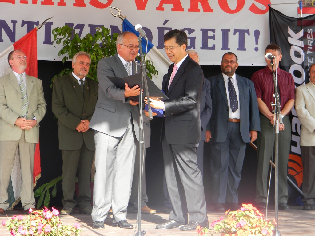 Seung-Hwa Suh, Hankook Tire Vize-Vorsitzender und CEO (vorne rechts) and István Schrick Bürgermeister der Stadt Rácalmás (vorne links) mit Abgeordneten der Kommunalverwaltung im Hintergrund. Seung-Hwa Suh erhält die Ehrenbürgerschaft. 