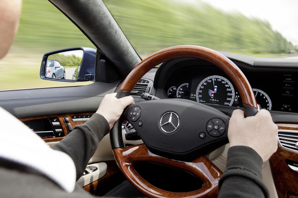 Sicher ist sicher: Die elektronischen Hilfssysteme sollen den Fahrer im ganz normalen Fahralltag unterstützen. 