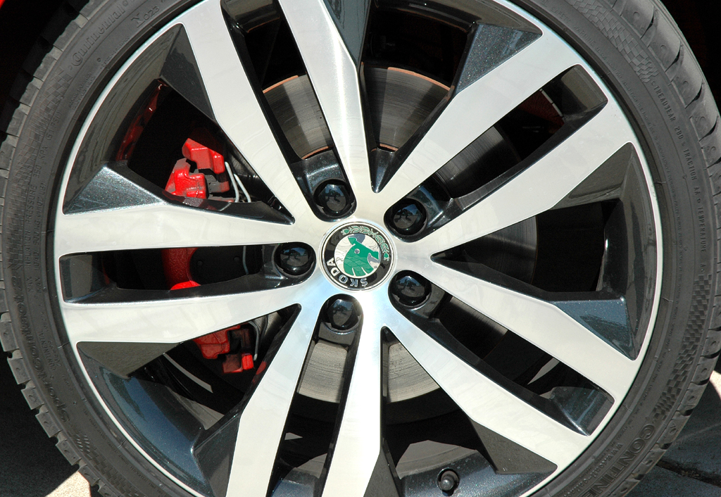 Skoda Fabia RS: Blick auf 17-Zoll-Rad mit 205er-Reifen. 