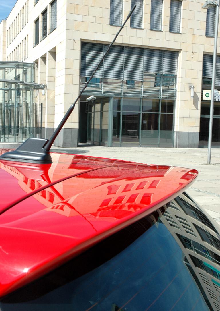 Skoda Fabia RS: Blick auf Stabantenne und Dachkantenspoiler am Heck. 