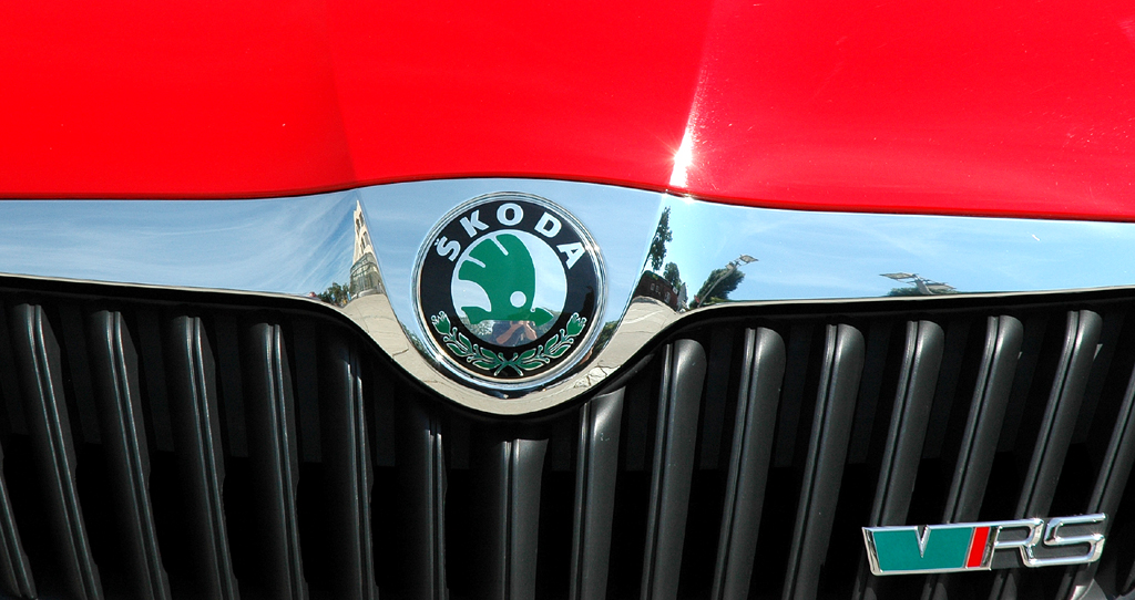 Skoda Fabia RS: Das Markenemblem sitzt oben auf dem Kühlergrill. 