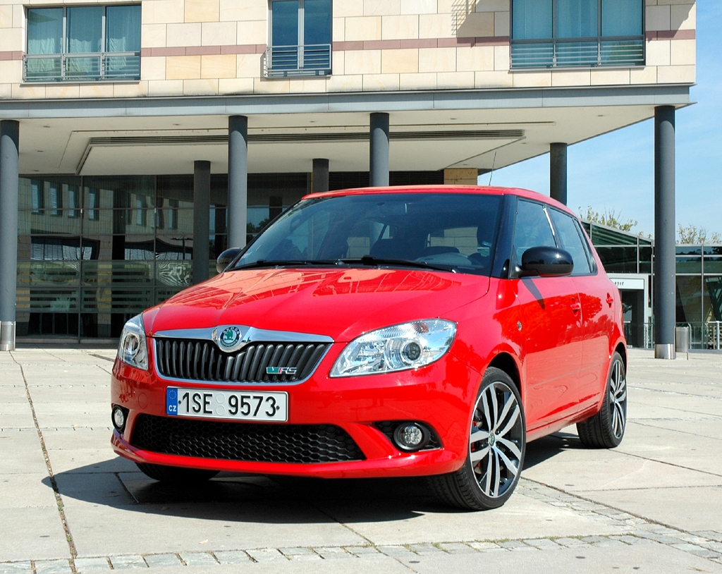 Skoda Fabia RS: Der Kleinwagen, hier die Limousine, fährt überaus sportlich vor. 