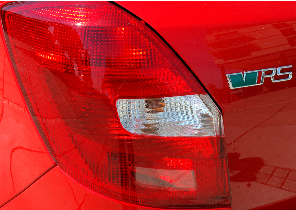 Skoda Fabia RS: Moderne Leuchteinheit hinten mit Typenlogo. 