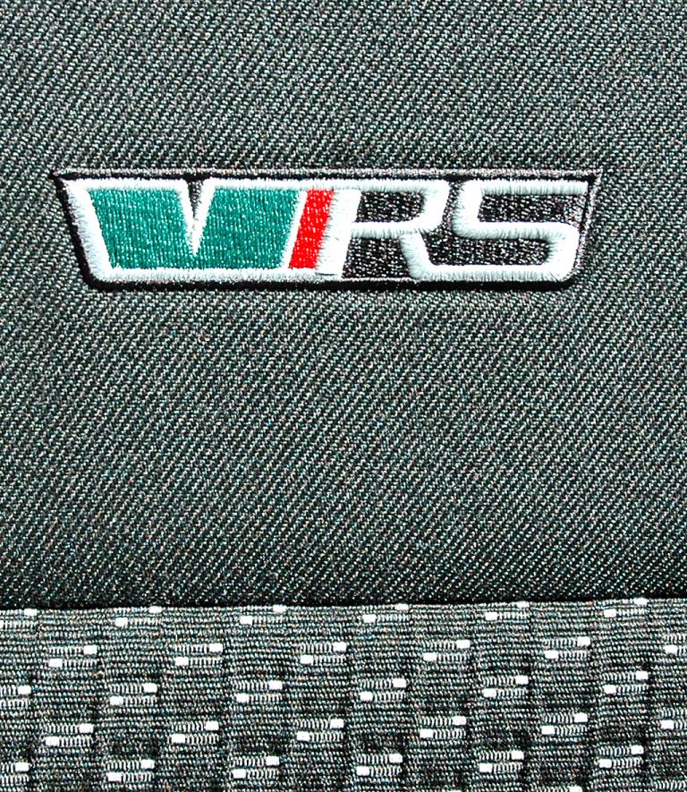 Skoda Fabia RS: Typenlogo auf dem beheizbaren Serien-Sportsitz vorn. 