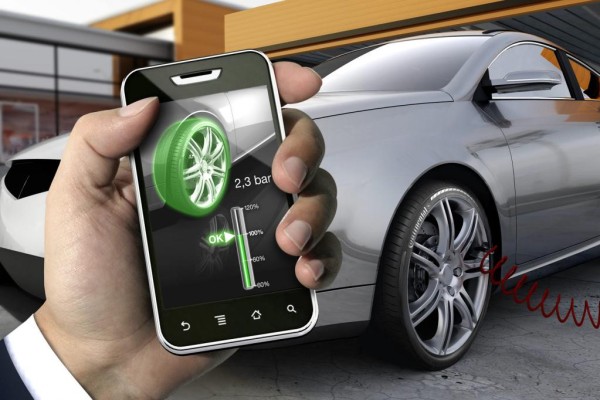 Smartphone zeigt Reifenluftdruck an 