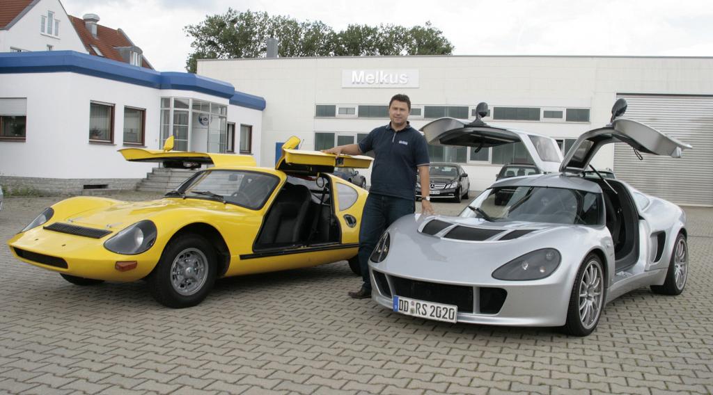 Stolz präsentiert Sepp Melkus den RS 1000 von 1969 und den RS 2000 von heute. 