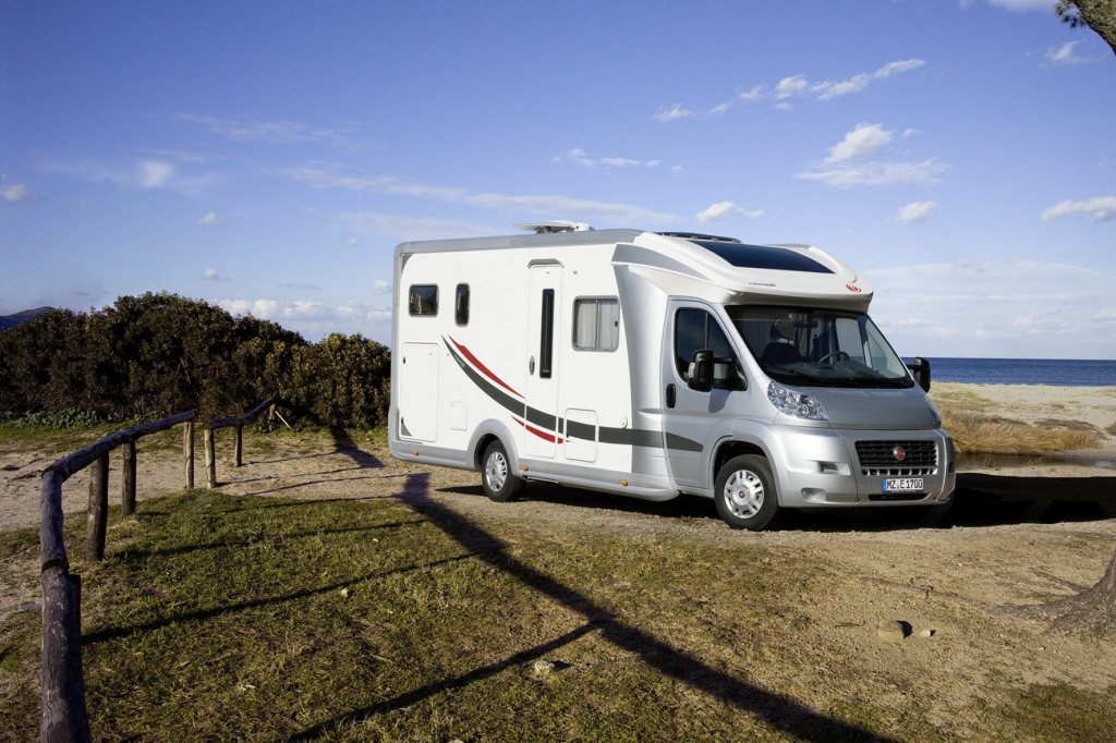 Trotz einer Höhe von nur 2,79 Metern bietet der Terrestra T 710 HB von Eura Mobil ein absenkbares Bugbett. 