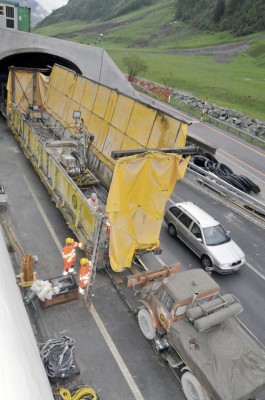 Unimog schiebt Baumaschinen durch Alpentunnel