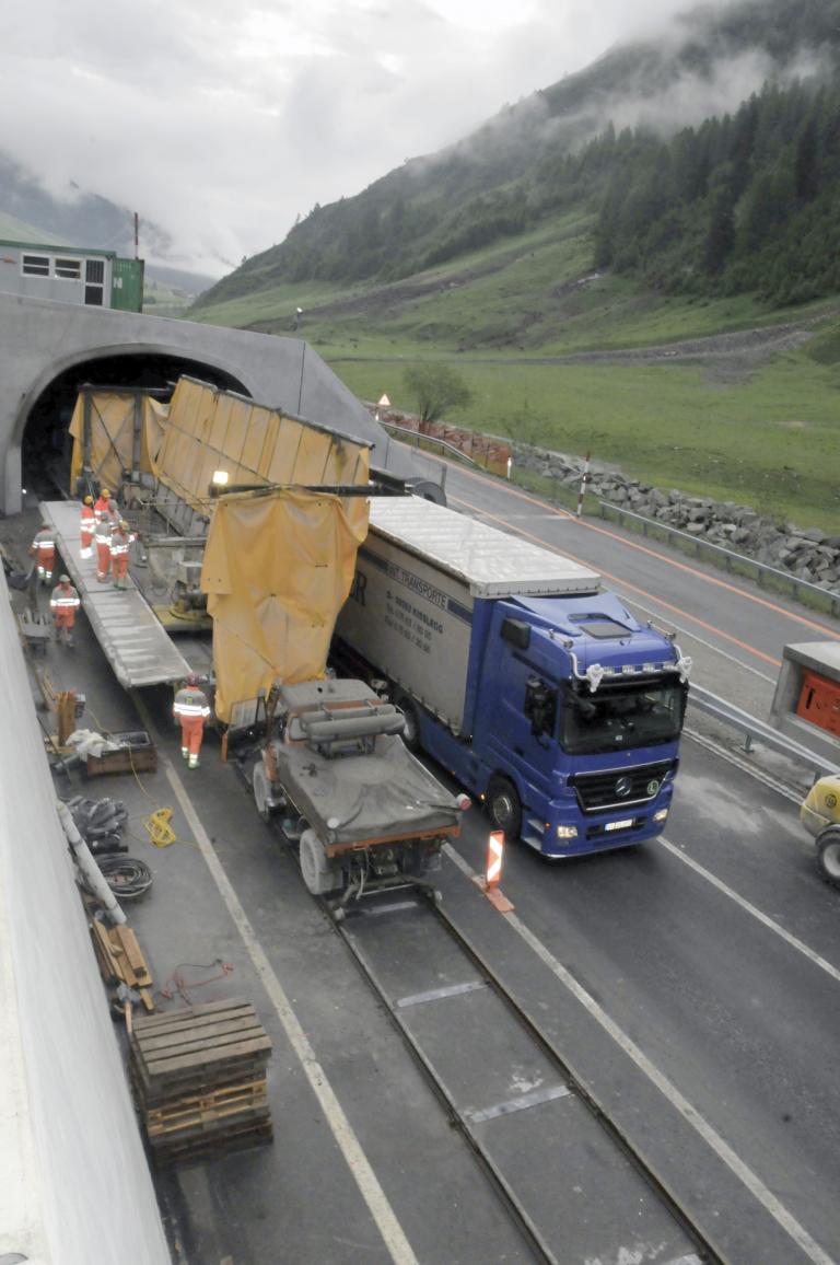 Unimog schiebt Baumaschinen durch Alpentunnel