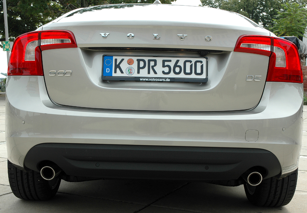 Volvo S60: Blick auf die Heckpartie der Limousine. 