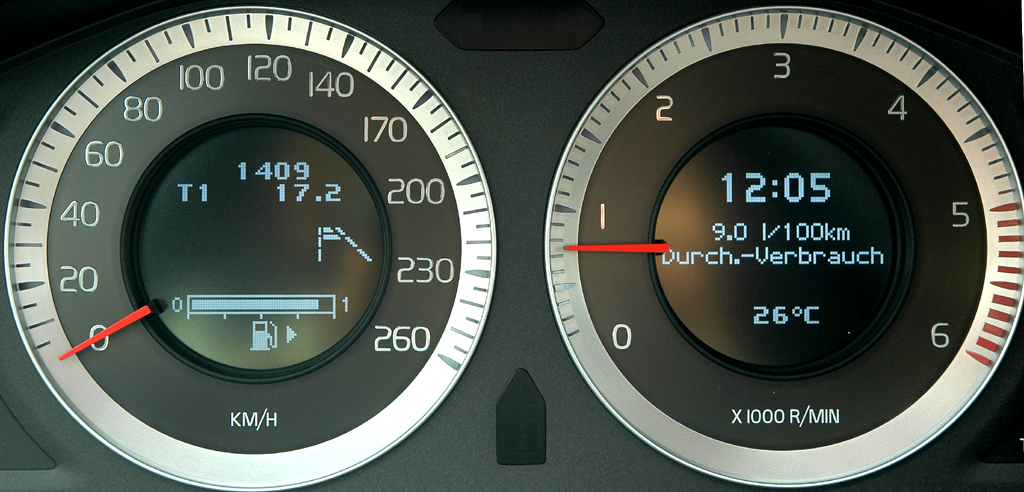 Volvo S60: Blick auf die Rundinstrumentierung im Zentraldisplay hinter dem Lenkrad. 