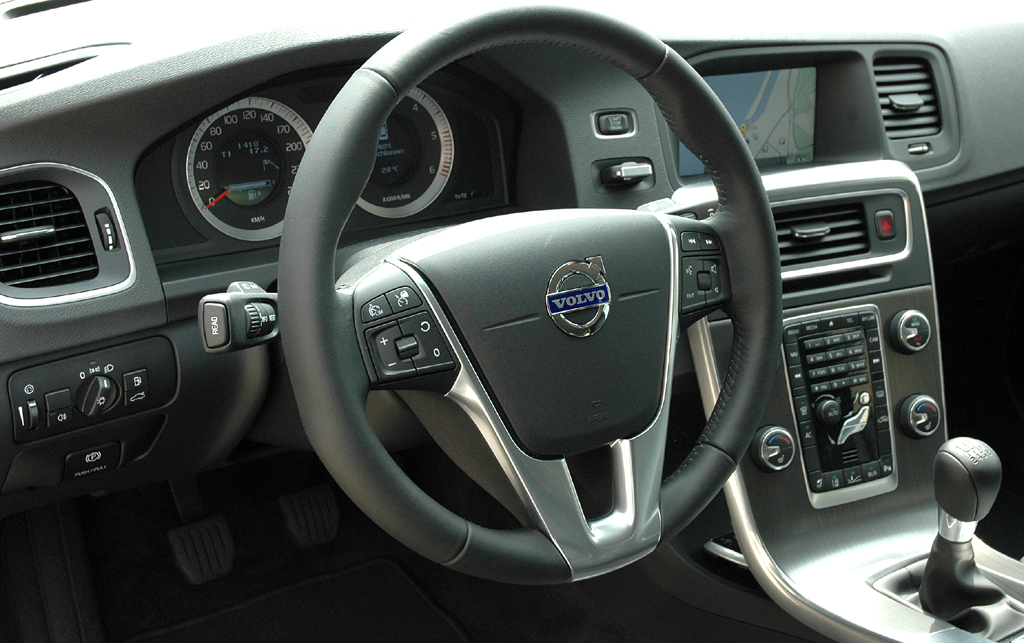 Volvo S60: Blick ins ziemlich übersichtlich gestaltete Cockpit. 