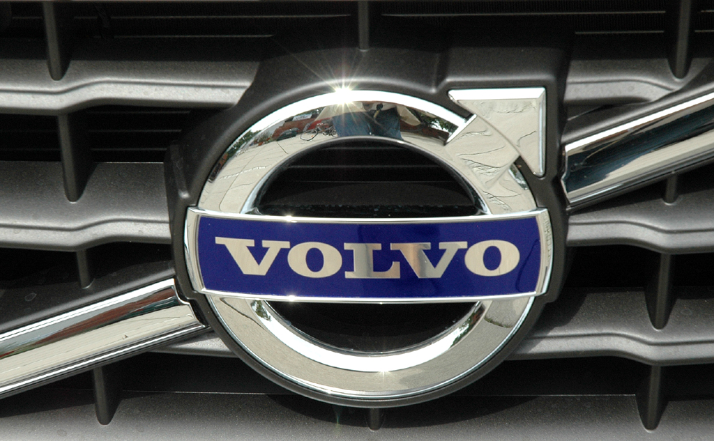 Volvo S60: Das Markenlogo sitzt in einer Diagonalstrebe mittig im Kühlergrill. 
