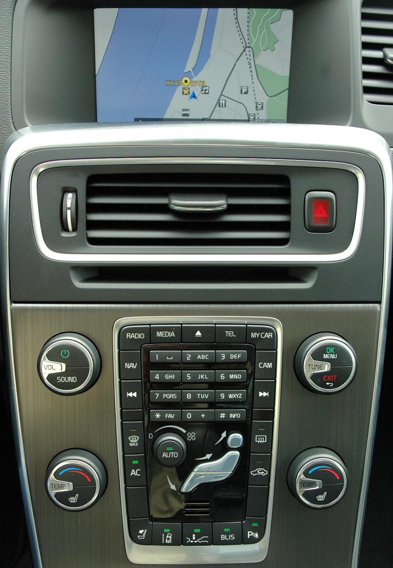 Volvo S60: Die Mittelkonsole schwebt quasi frei. 