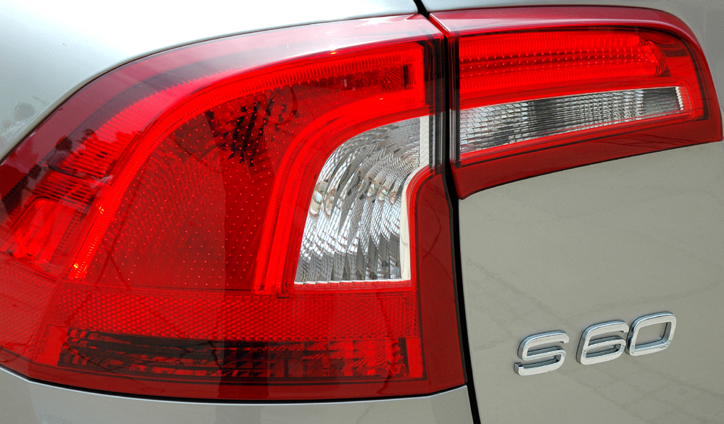 Volvo S60: Die hintere Leuchteinheit geht in die Heckklappe über. 
