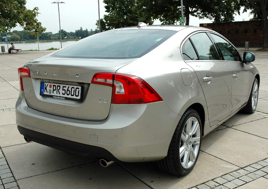 Volvo S60: Heck-/Seitenansicht. 