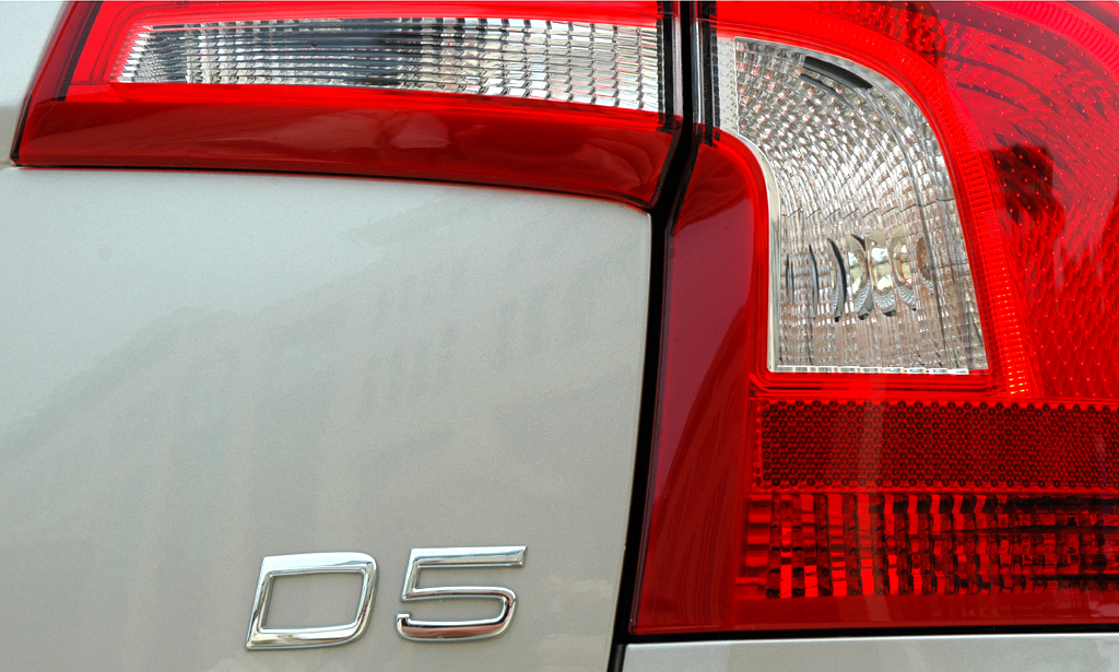 Volvo S60: Hintere Leuchteinheit mit Motorisierungsschriftzug, hier D5 (für Fünfzylinder-Diesel). 