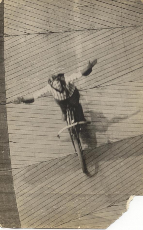 Weil ich ein Mädchen bin - Bikeakrobatin Margaret Gast 1900.