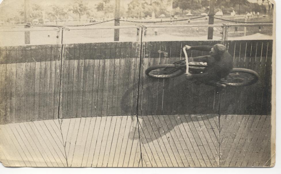 Weil ich ein Mädchen bin - Bikeakrobatin Margaret Gast 1900.
