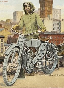 Weil ich ein Mädchen bin - Biker Girl Clara Wagner auf Postkarten um 1910.